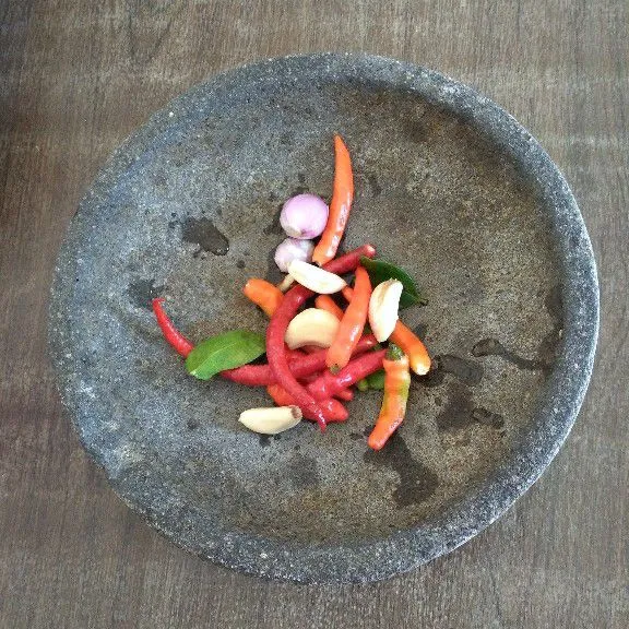 Cuci bersih bahan bumbu urap-urap dan sayur.