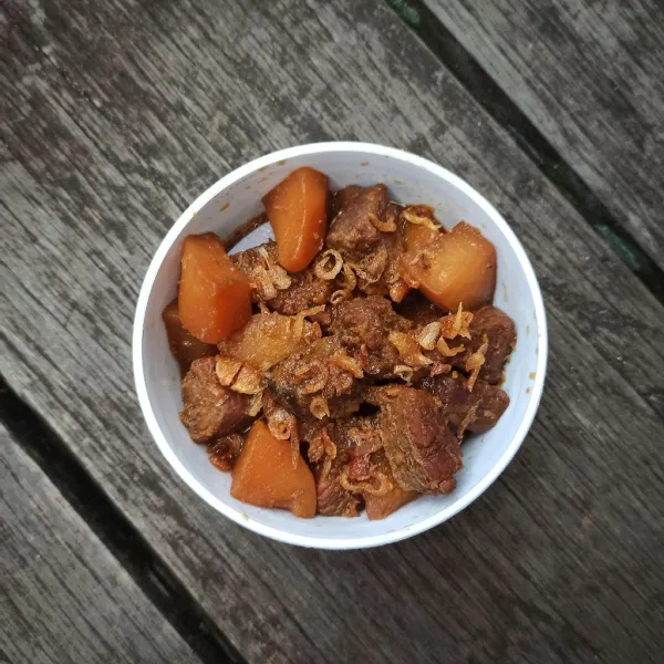 Beri bawang goreng, sajikan.
