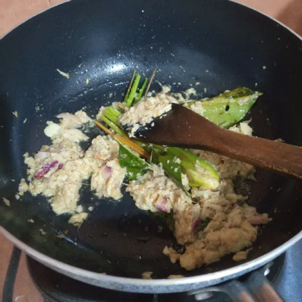 Tumis bumbu halus, daun salam dan serai sampai layu.
