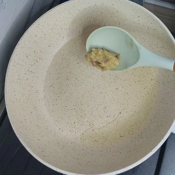 Tumis bumbu halus bawang merah dan bawang putih hingga harum.