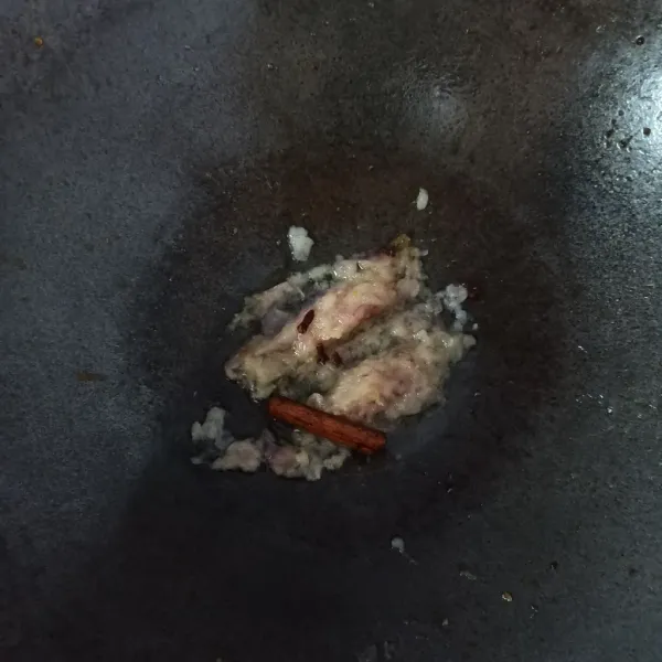 Tumis bumbu halus bersama cengkeh dan kayu manis hingga harum.