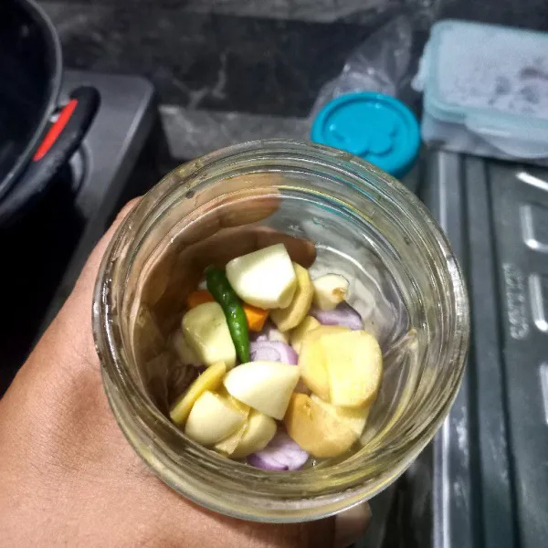 Haluskan bumbu.