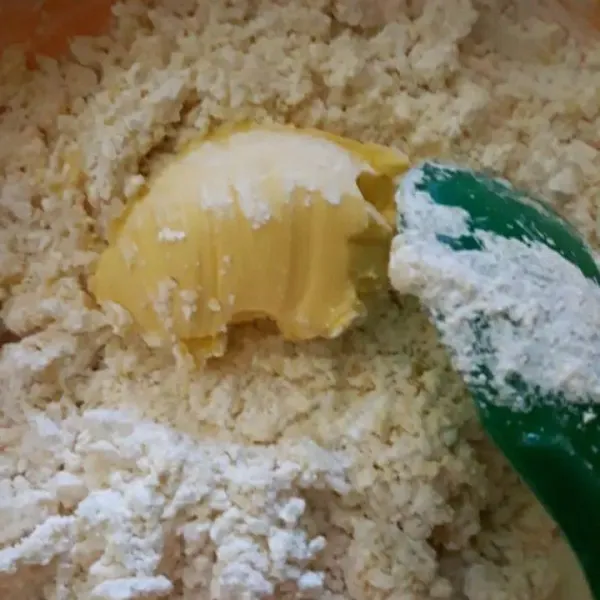 Masukkan juga margarin dan butter. Tambahkan kaldu bubuk, garam, serta gula halus. Aduk merata sampai adonan tidak lengket.
