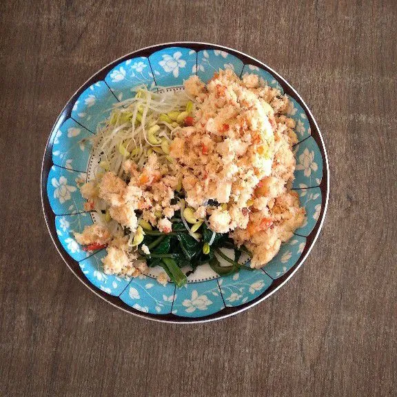 Campur sayur dan bumbu urap hingga merata. Urap- urap sayur siap disajikan.