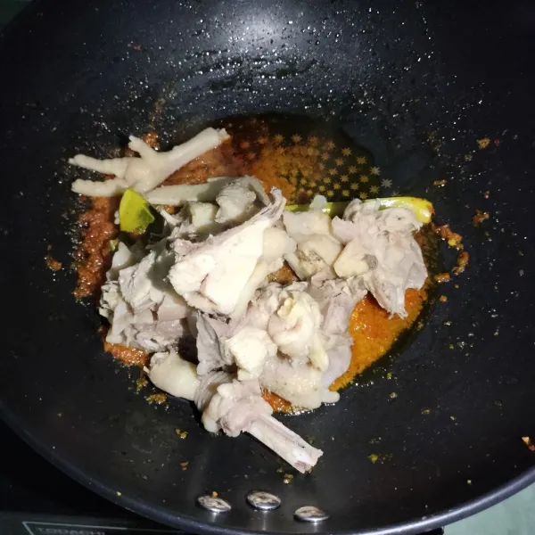 Setelah bumbu harum, masukkan ayam yang sudah digoreng dan aduk sampai rata