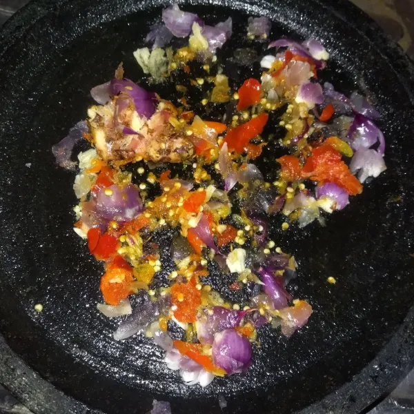 Uleg bumbu-bumbu secara kasar saja.