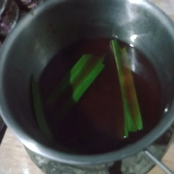 Rebus air, daun pandan, dan gula merah sambil diaduk hingga gula larut.