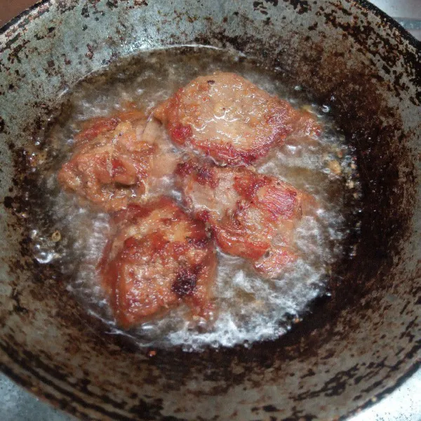 Goreng daging atau taruh di wadah rapat lalu simpan di kulkas.