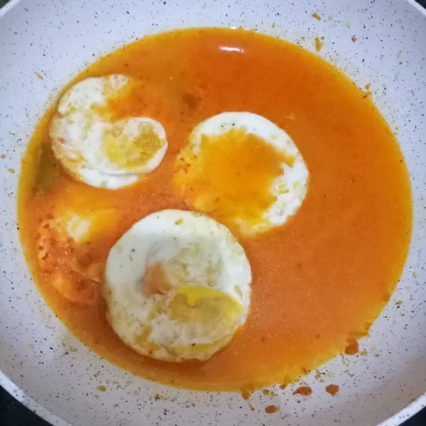 Tambahkan air dan masukkan telurnya.