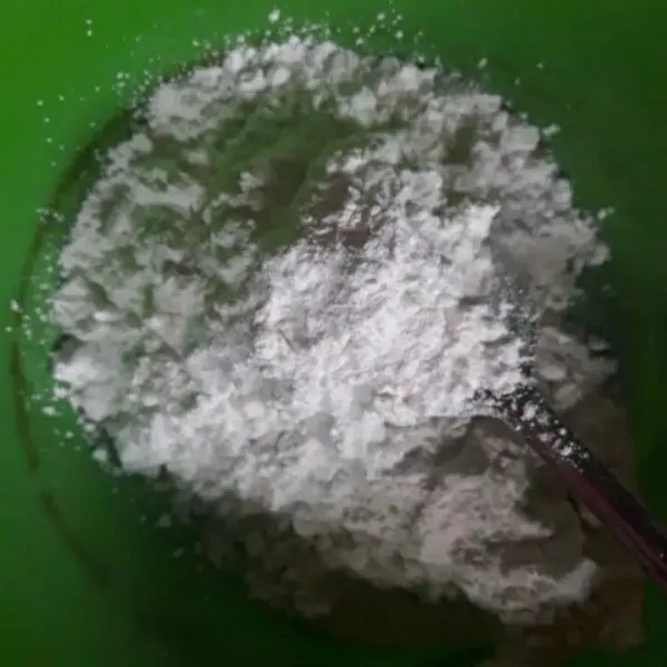 Campurkan tepung terigu dan tepung tapioka.