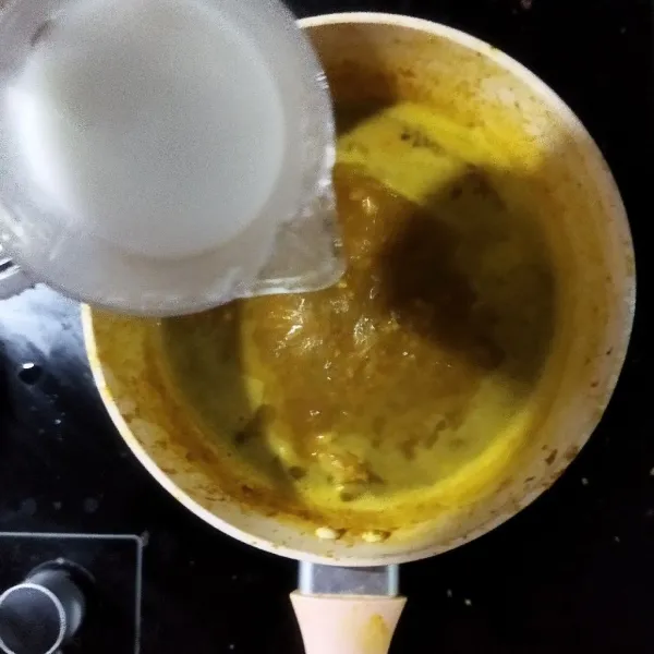 Sisa rebusan bumbu ditambahkan dengan tepung beras yang dicairkan dengan sedikit air, masak hingga kental. Sajikan sate dengan ketupat/lontong dan saus sate.