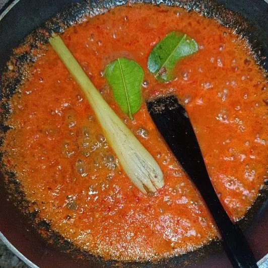Masukkan sereh yang sudah digeprek dan daun jeruk.