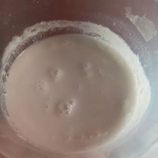 Campur bahan kuah, masak hingga mendidih. Sisihkan.