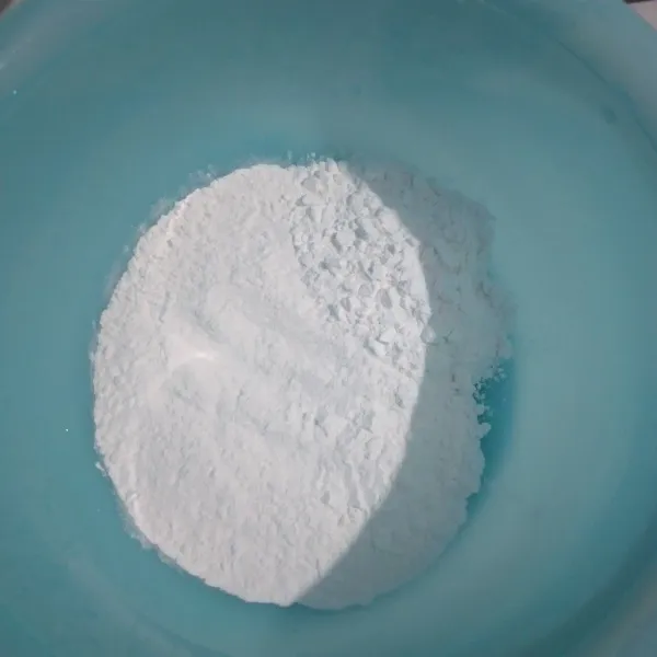 Masukkan tepung ketan, tepung beras, dan sedikit garam. Aduk rata.