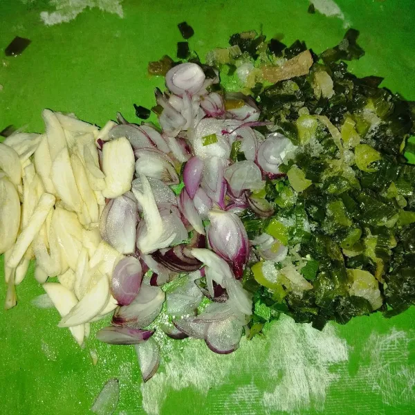 Iris tipis bawang merah, bawang putih, seledri, dan daun pre.