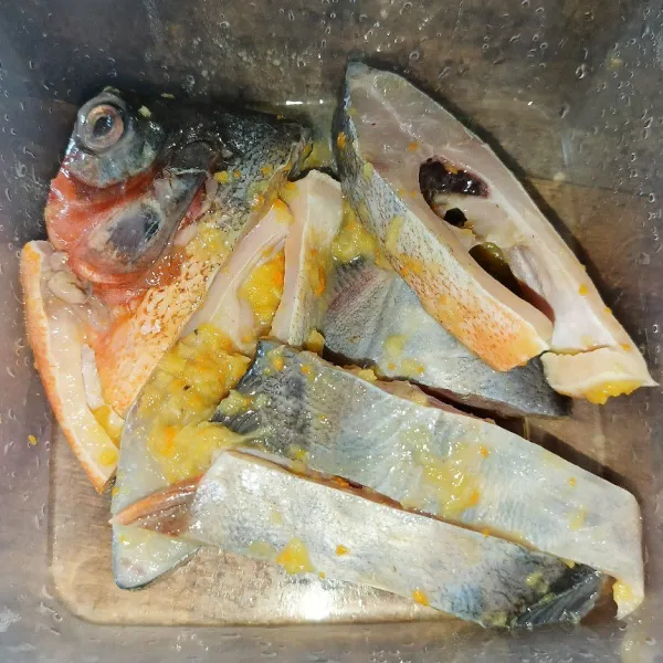 Bumbui ikan sesuai selera.