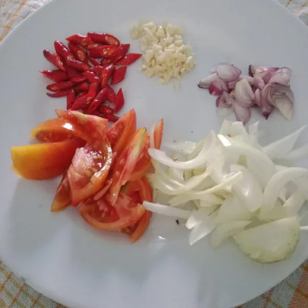 Iris bawang bombay, bawang merah, bawang putih, cabe merah, dan tomat.