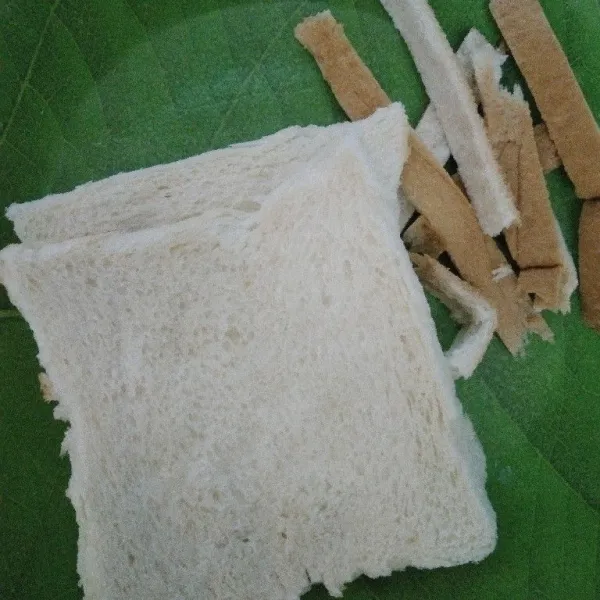 Pisahkan pinggiran roti.