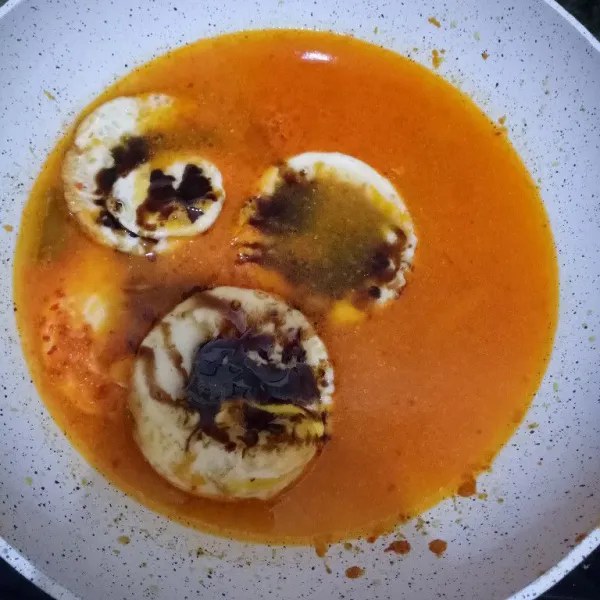 Masukkan bumbu perasa dan aduk rata.