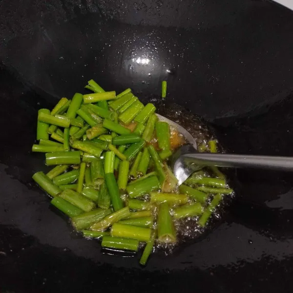 Masak bunga bawang sebentar jangan sampai layu.