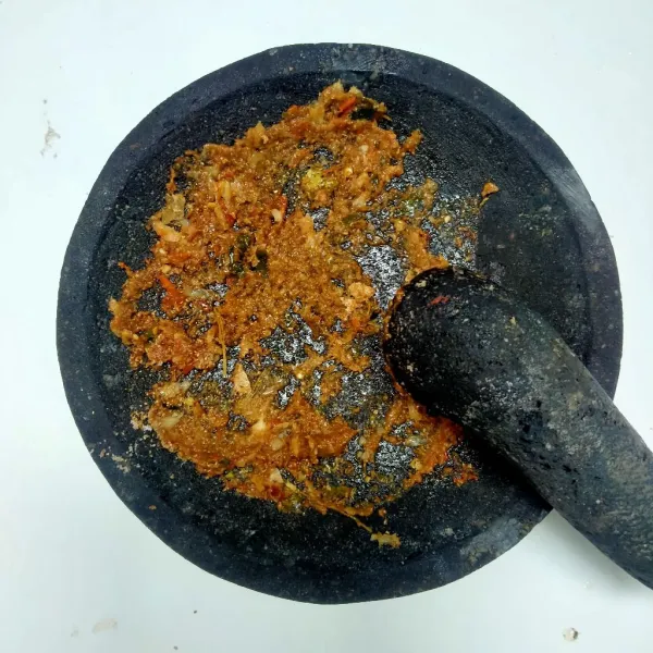 Haluskan bumbu beri garam dan penyedap rasa.