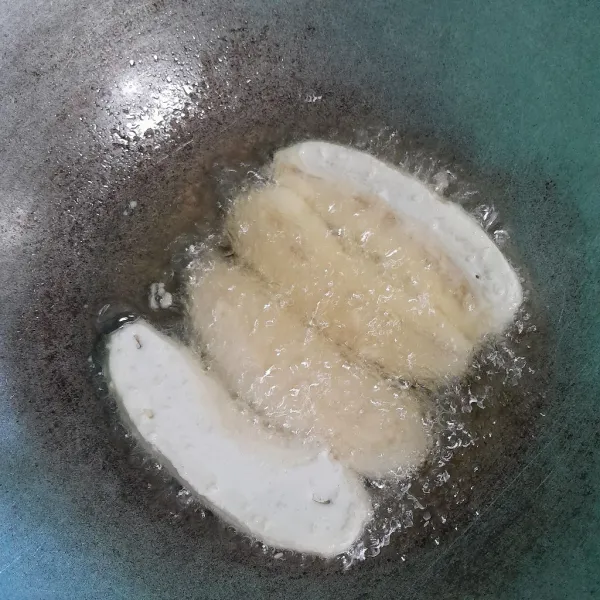 Goreng di minyak panas sampai kuning keemasan.