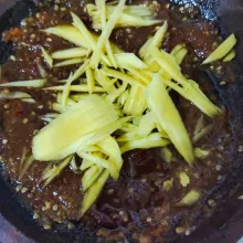 Terakhir tambahkan irisan buah mangga, tes rasa dan siap disajikan.