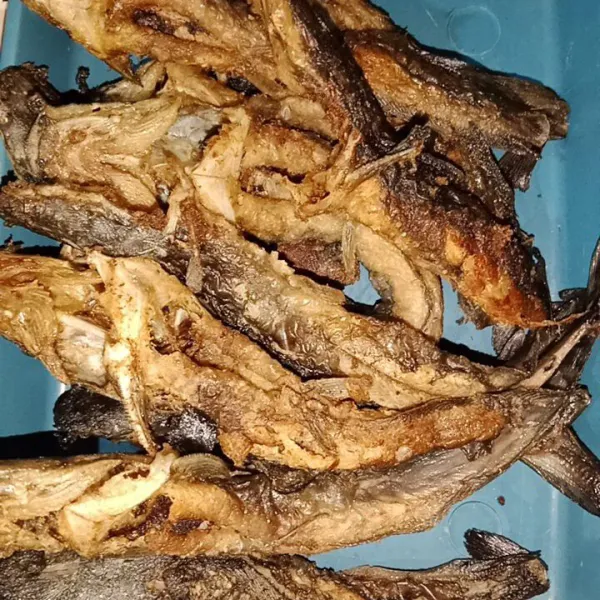 Bersihkan lele lalu goreng dan tiriskan