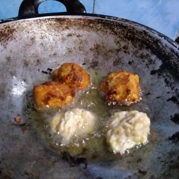 Goreng hingga kedua sisinya kecoklatan. Karena bahan dasar pisang, jadi mudah sekali berwarna coklat ya, jadi pakai api kecil saja.