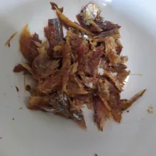 Rendam ikan klotok dengan air panas lalu pisahkan dengan durinya. Goreng sebentar saja dan tiriskan.