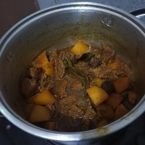 Tunggu sampai air menyusut dan semua matang.