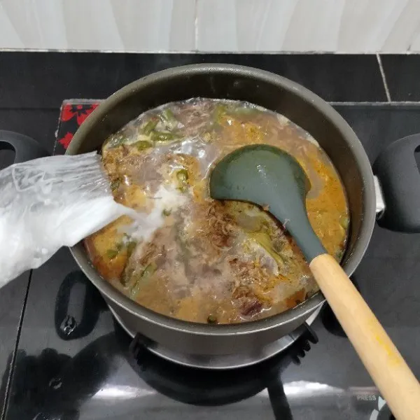 Lalu masukkan santan, aduk rata.