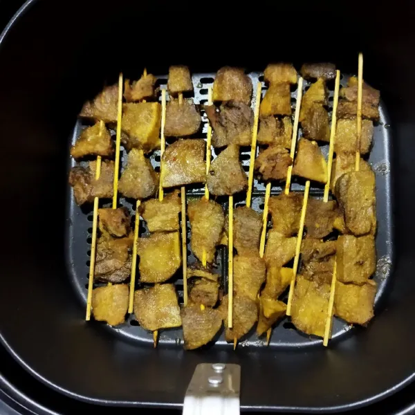 Susun sate dalam airfryer dan bakar hingga harum dan kecoklatan.