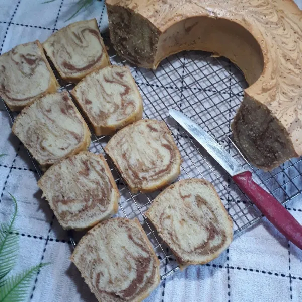 Keluarkan dari loyang selagi panas, potong setelah dingin.