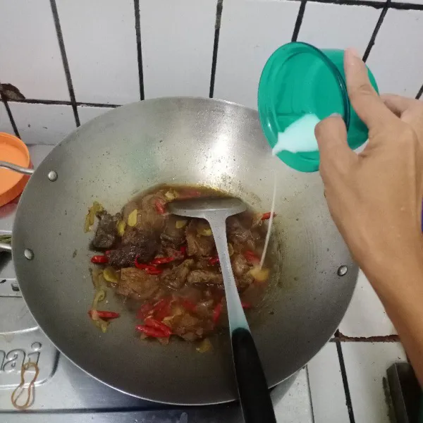 Tuang larutan maizena. Aduk hingga mengental. Angkat dan sajikan