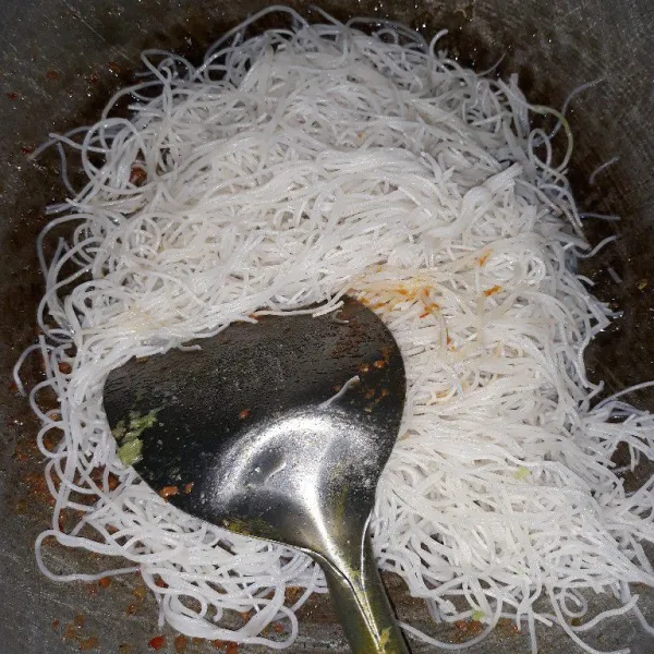 Masukkan mihun.