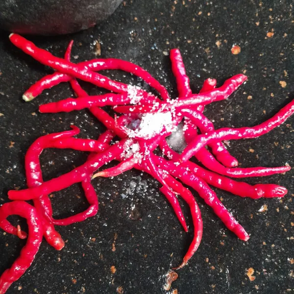Giling cabai merah dan garam sampai halus.