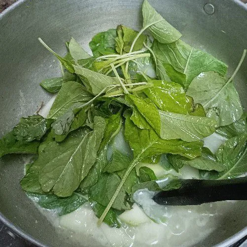 Masak hingga manisa matang, yang ditandai dengan warnanya yang berubah menjadi transparan, baru masukkan bayam.