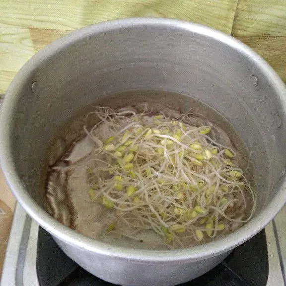 Rebus kecambah dan kangkung secara bergantian. Angkat dan tiriskan.