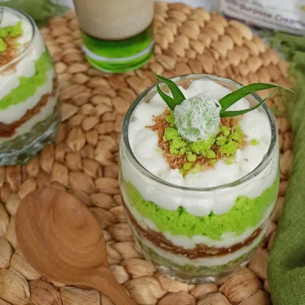 Kemudian beri kelapa sangrai, sedikit cake pandan dan klepon. Sajikan.