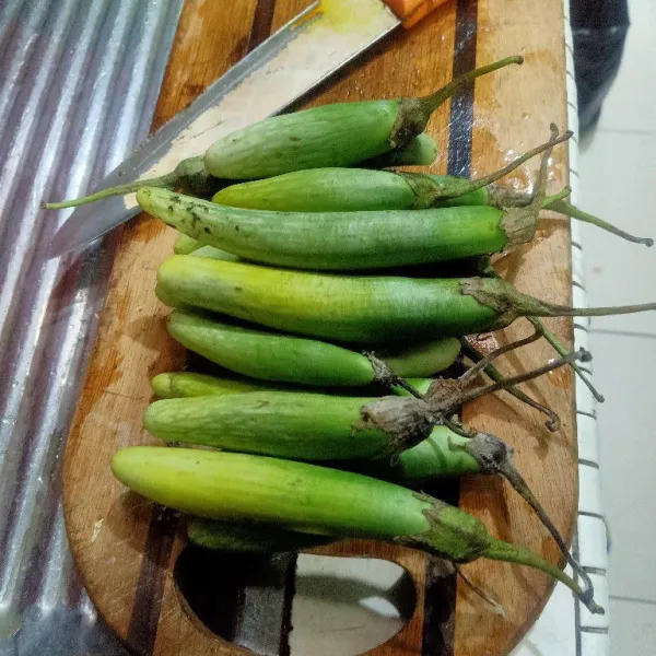 Siapkan terong telunjuk, potong menyerong lalu sisihkan.