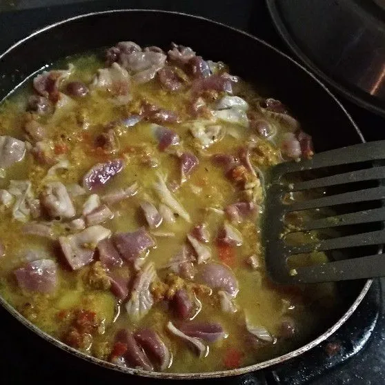 Tambahkan air secukupnya. Masukkan garam, gula, penyedap, dan kecap. Masak sampai air susut.