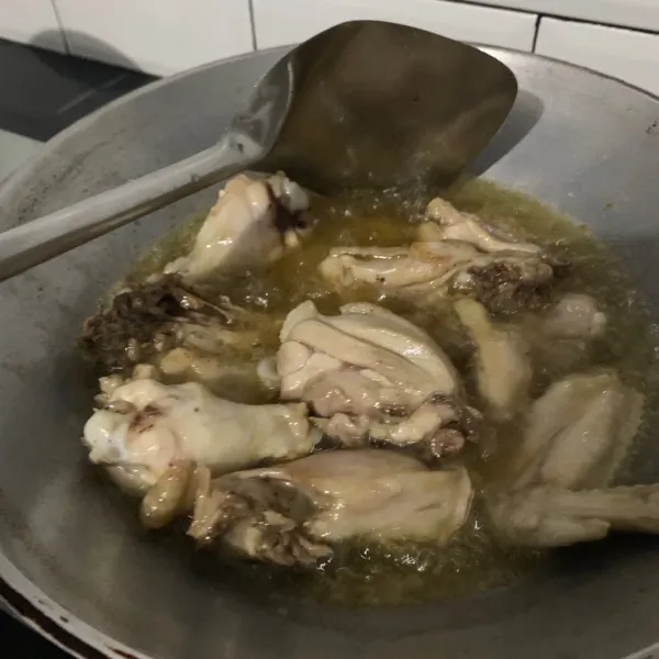 Goreng ayam jangan terlalu kering.