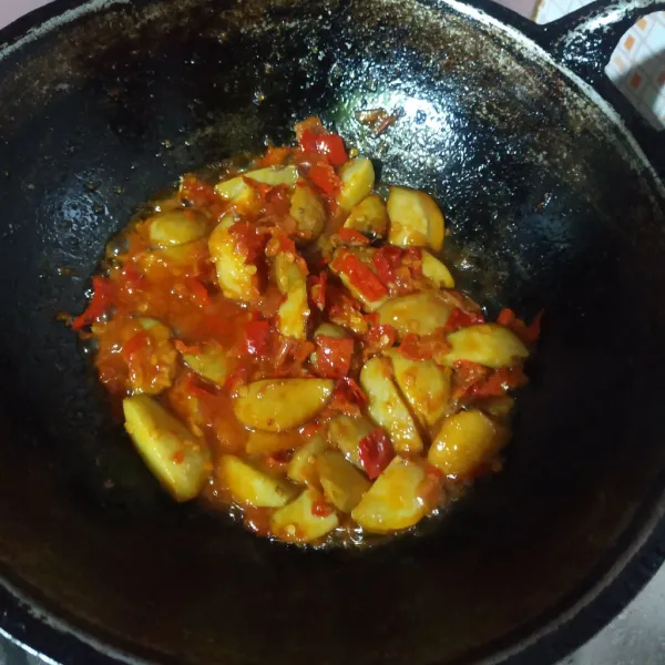 Masukkan jengkol, beri sedikit air kemudian aduk rata. Koreksi rasanya lalu angkat dan sajikan