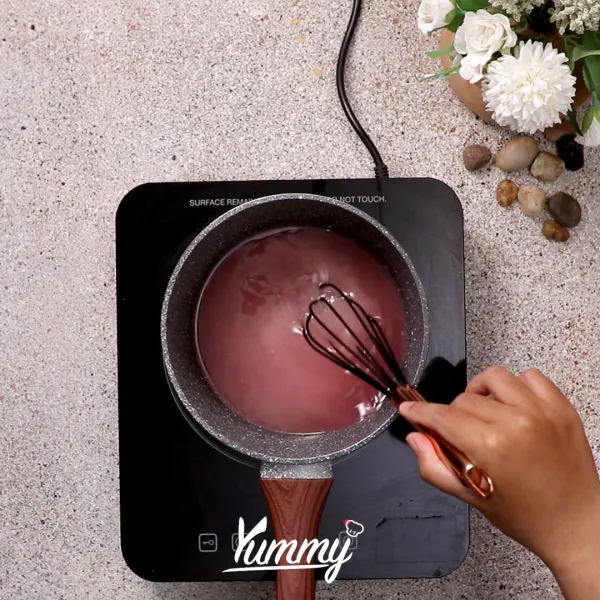 Siapkan panci, lalu masukkan gula, air, perasan jeruk nipis, dan pasta stroberi, kemudian masak dengan api kecil sambil sesekali diaduk sampai gula benar-benar kental dan berbusa. setelah itu, tuang adonan gula ke dalam wadah yang direndam tadi, aduk dengan cepat menggunakan spatula agar gula tidak mengeras.