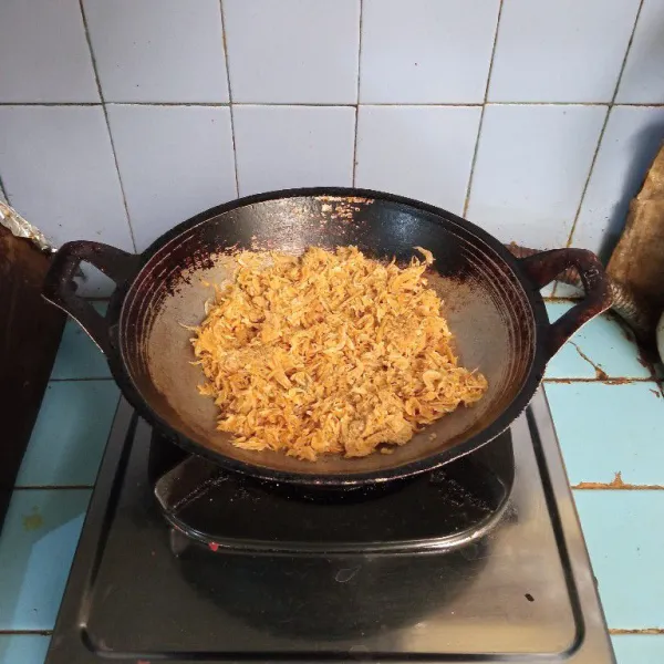 Sangrai rebon dengan api sedang cenderung kecil, sampai terasa ringan dan kering sambil diaduk. Angkat dan sisihkan.