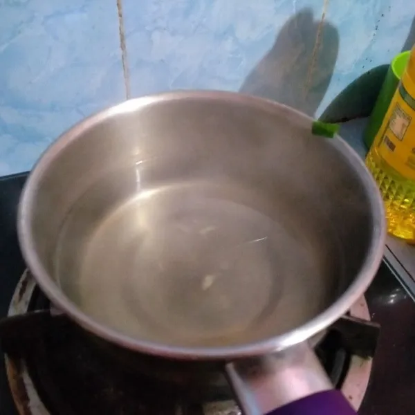 Rebus air ke dalam panci.