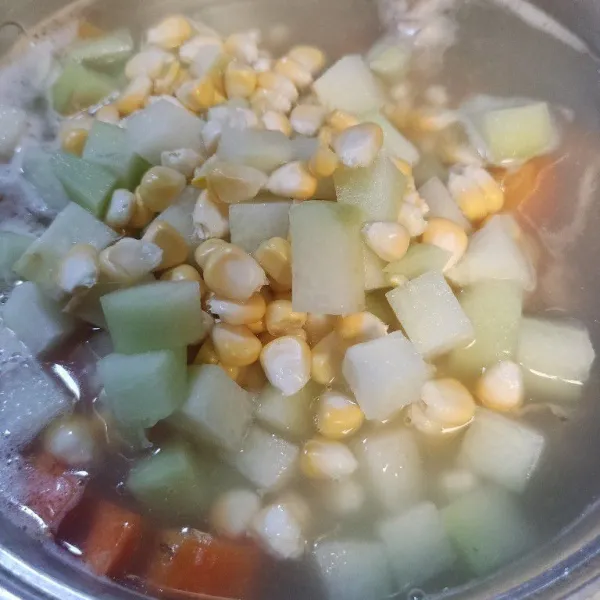 Setelah wortel cukup empuk, masukkan labu siam dan jagung manis, aduk.