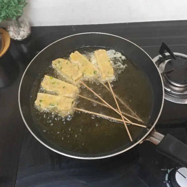 Goreng hingga coklat keemasan, angkat, sajikan dengan saus kesukaan atau bumbu tabur.