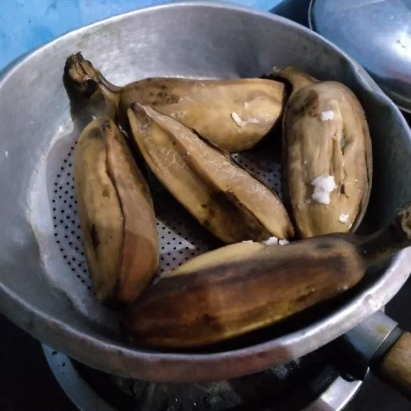 Kukus pisang selama 15 menit.